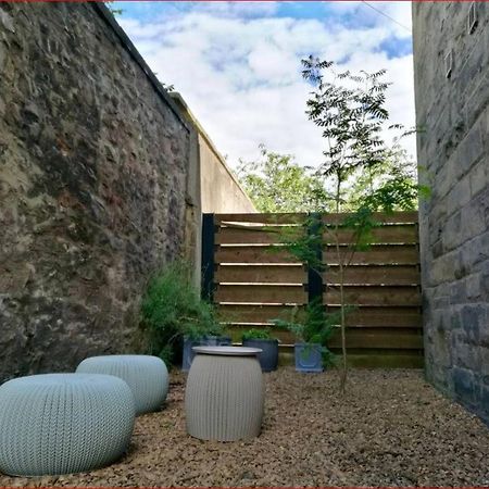 Central Mezzanine Apartment In Historic School Edinburgh Exterior photo